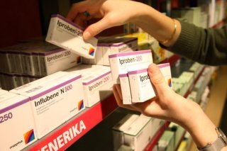 Une initiative tessinoise veut augmenter la part des génériques et des biosimilaires dans les médicaments délivrés dans le cadre de l'assurance maladie obligatoire. (Image symbolique) KEYSTONE/YOSHIKO KUSANO